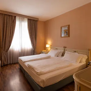 Lucrezia Borgia 3*, Феррара Италия